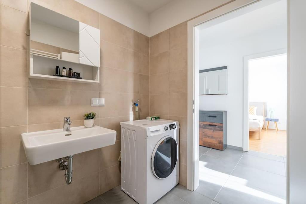 Hm • Sleek 1Br Home With Balcony Wiedeń Zewnętrze zdjęcie
